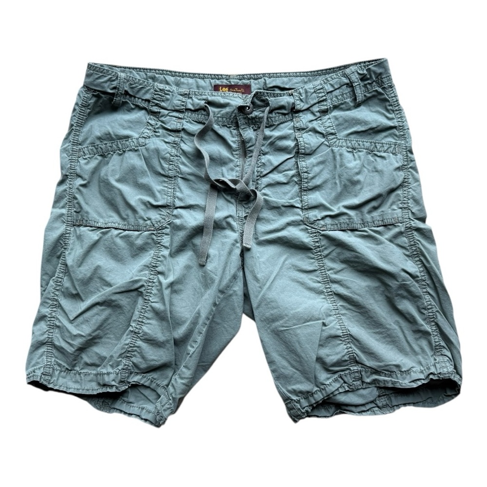 Lee woman’s size 15/16 M olive drab multi pocket shorts with drawstring.